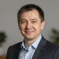 Профессиональный портрет уверенного бизнесмена на нейтральном фоне для подбора IT-специалистов в Самаре