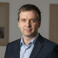 Портрет уверенного бизнесмена в студийном освещении для подбора IT-специалистов компании Алгоритм Успеха